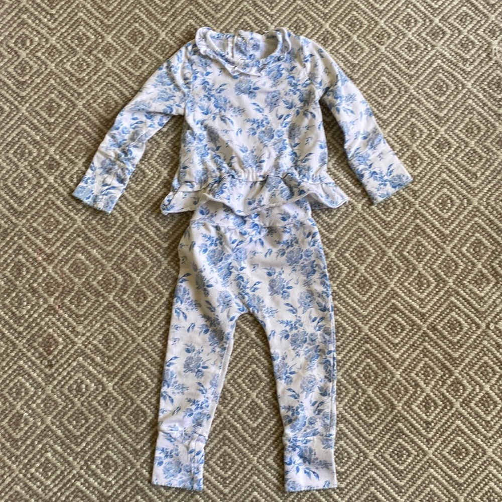 Adorable Mud Pie knit play outfit or pjs with blue floral print 💙🩵